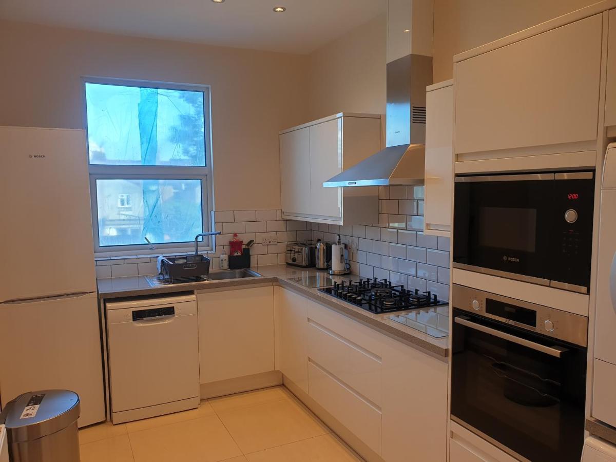 Appartement Luxury Spacious 2 Bedroom 4 Mins From Ilford Stn. Free Parking